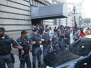 manifestantes-sao-agredidos-enquanto-alerj-aprova-projeto-que-privatiza-a-saude