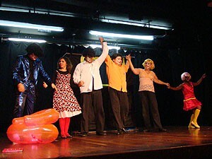 peca-teatral-discute-relacao-entre-homem-e-maquina-durante-a-5a-mostra